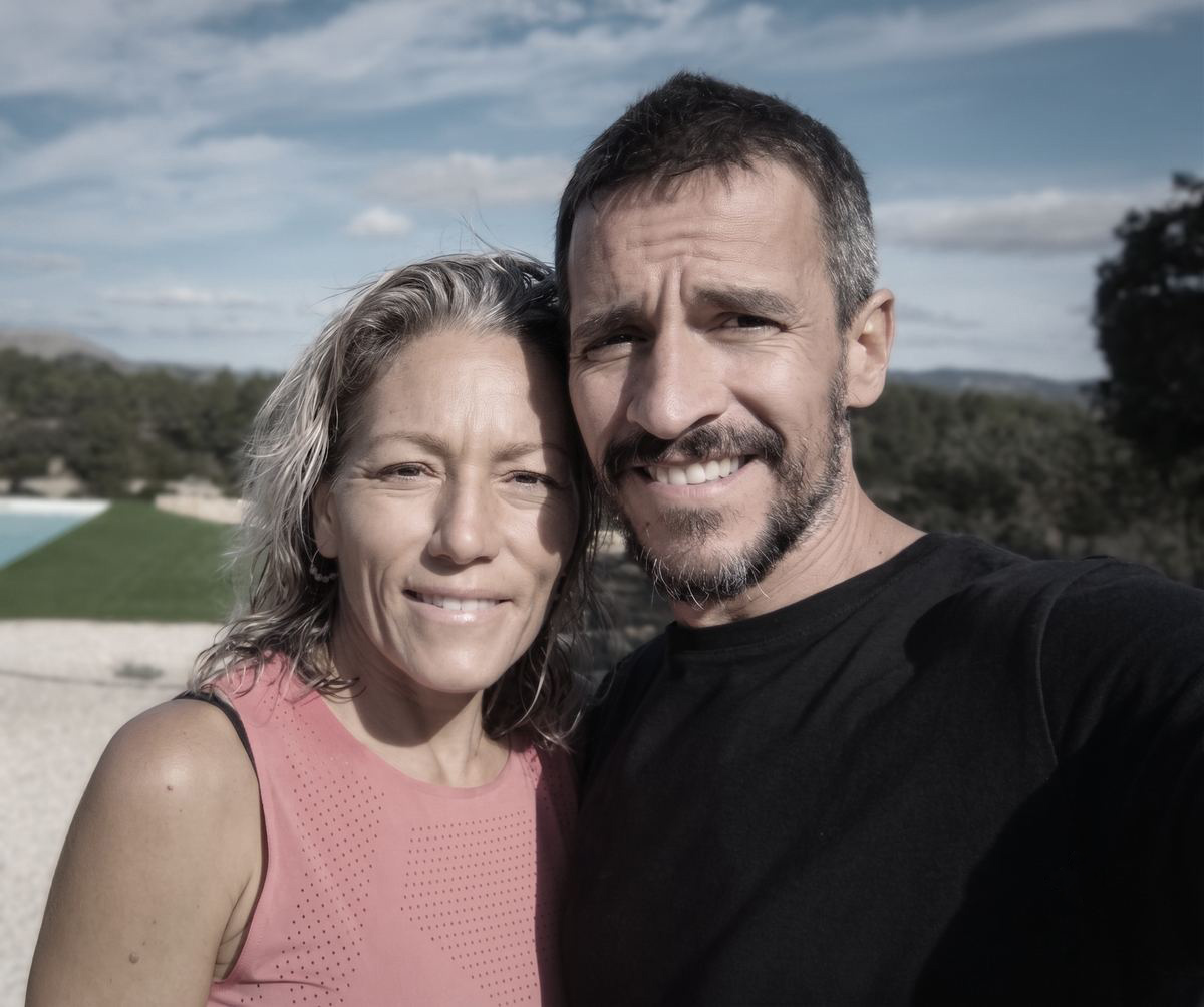 Belén y Francis, fundadores de Ramaviva, en el campo